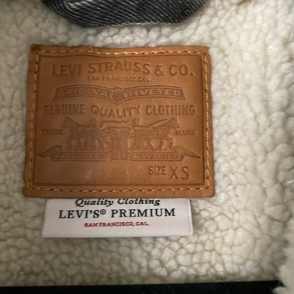 Levi’s Sherpa Lined Jean Jacket - Picture 2 of 4